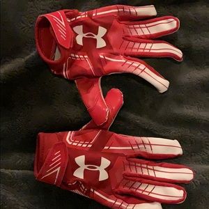 Youth Large Under Armour football gloves. (Used)